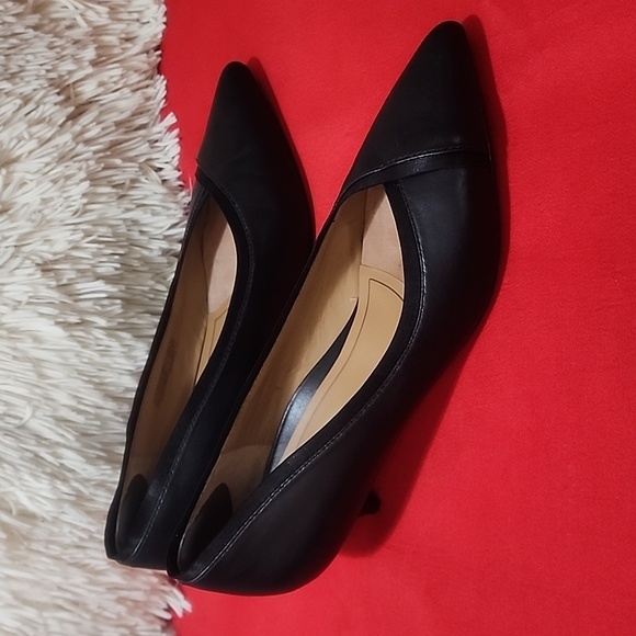 Vionic Women's Classic Black Pointed Flats - Picture 3 of 12